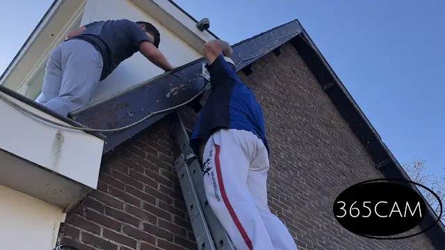 Montage van een camera op de daklijst